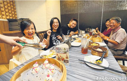 在圣诞节期间中餐馆生意不输西餐馆,除了提供中式美食,一些餐馆还推出应节菜肴吸引顾客上门。(新加坡《联合早报》/谢智扬