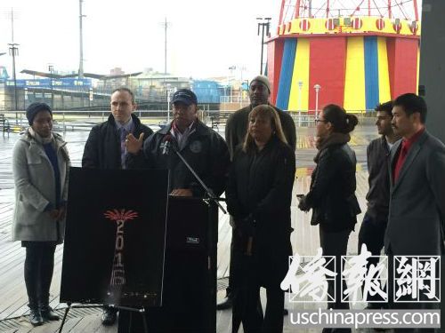 布鲁克林区长亚当斯22日宣布,今年康尼岛的跨年活动将会比以往更精彩。(美国《侨报》/崔国萁