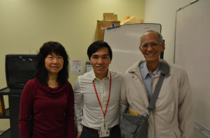 华咨处21日举办全民健保讲座，由健保专员陈妙香（左）和伍畅森（中）主讲，为民众解惑。（美国《世界日报》/陈嘉倩