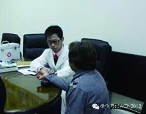 胡紫景医师正在为华人诊病。