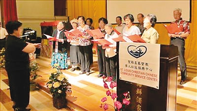 图为法国圣路易华人社区服务中心的老人合唱团。(图片来源:圣路易时报网)