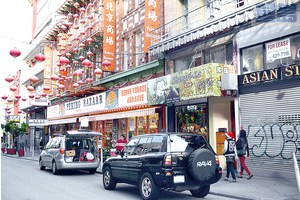 天公作美，华埠圣诞前夕人流增多，有游客穿着圣诞服饰前来游玩。（美国《星岛日报》/张劲林
