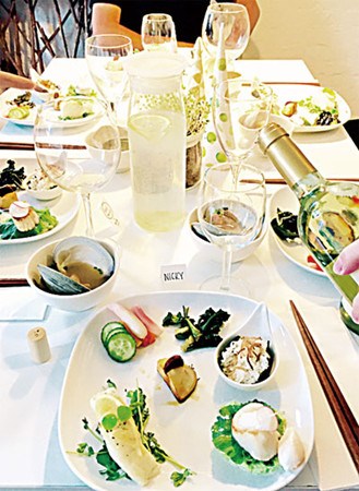 常皓的饭局餐桌。(美国《星岛日报》)