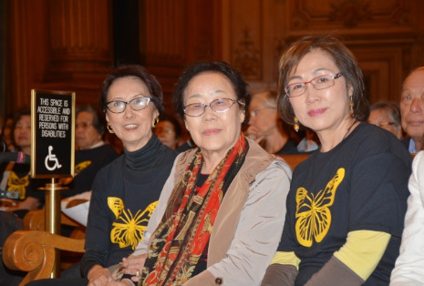 郭丽莲(前左)和邓孟诗(右)与韩国慰安妇幸存者李容洙(中)在市议会作证。(美国《世界日报》档案照片)