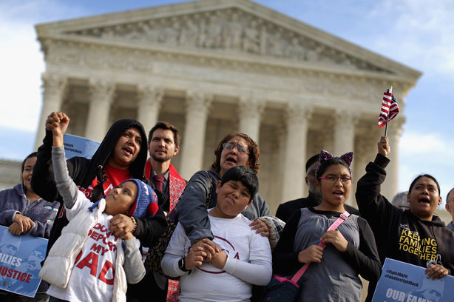 移民家庭12月11日到联邦最高法院门前聚会，呼吁移民改革和延缓递解。（美国中文网）