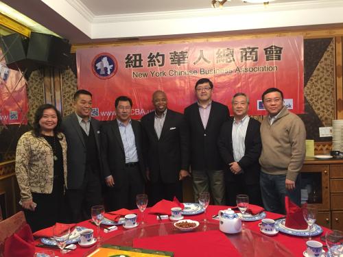 纽约布鲁克林区长亚当斯(左四)和美国纽约华人总商会会长徐家树(左三)等人合影。