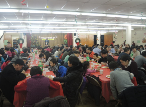 纽约曼哈顿华埠显圣容天主教堂举行年度“圣诞新年联欢会”。(美国《世界日报》/尹英姿
