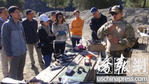 华人枪友协会李教练（右）在讲解手枪的使用和保管知识。（美国《侨报》/高睿