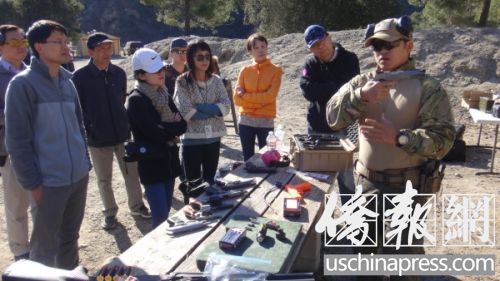 华人枪友协会李教练(右)在讲解手枪的使用和保管知识。(美国《侨报》/高睿
