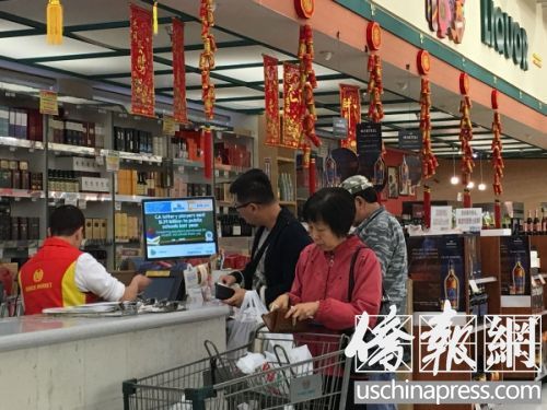 大奖面前,民众们都已按捺不住跃跃欲试的心情。(美国《侨报》/聂达