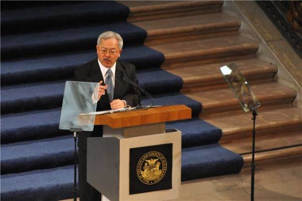 旧金山市政厅巨大金色穹顶下,华人市长李孟贤发表连任就职演说。(新华社记者