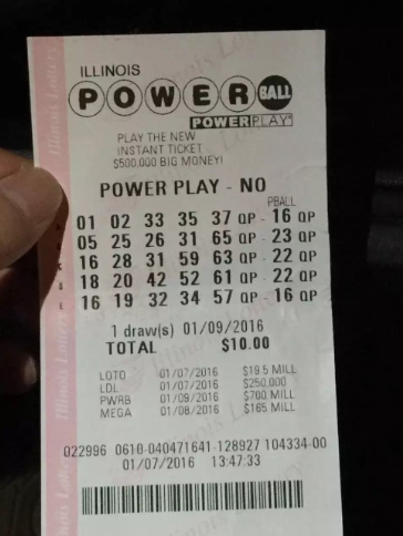 芝加哥白先生9日深夜贴出中5个白球号码,从伊州卖出的100万元中奖奖券,一时间让众家亲友纷纷“攀亲带故”询问。(白先生提供)