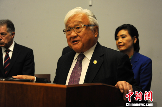 资料图:华裔在美被冤陷“中国间谍门”,议员吁调查是否涉种族因素。图为美国众议员本田(图中)等议员出席记者会,宣布这一消息。