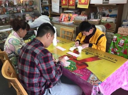 民众认真填写幸运号码,希望劲球大奖花落自家。但代海外亲友买彩券,要小心潜在的法律纠纷。(美国《世界日报》/高梓原