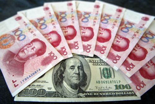 人民币持续贬值,留学生家长们纷纷转换自己的理财投资策略。(资料图片)