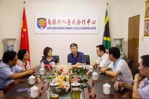 中国侨网-外交部领保官员访南非警民中心 探讨