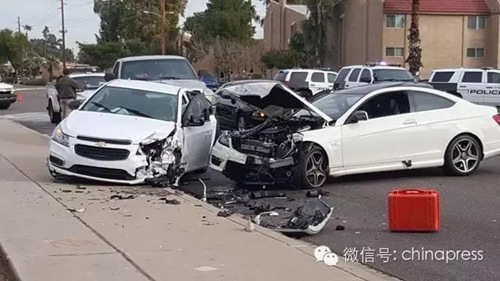 图为车祸事故现场,江玥所驾驶白色车辆在连续撞击下车头损毁严重。