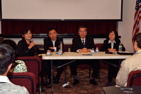 大颈华人协会和中美会计师协会日前举办税务讲座,右起为会计师林云琛、杜泓青和王鸣宇。(美国《世界日报》/朱泽人