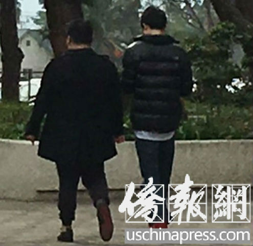 陆正(右)在同学的陪同下走出波莫纳法院大楼。(美国《侨报》/高睿