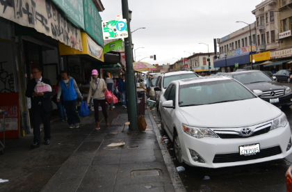 奥克兰市府考虑调整华埠停车费，华人商铺担心停车费提价影响生意。（美国《世界日报》/刘先进