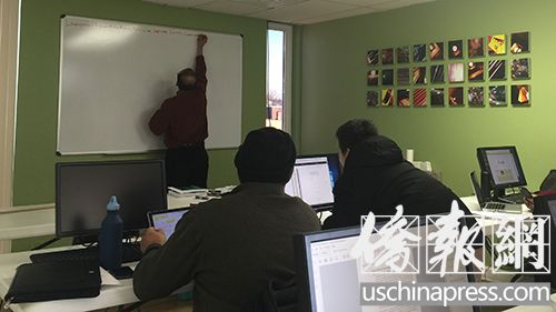 来自中国和印度的留学生占据了这所位于芝加哥西北郊的F1挂靠学校。(美国《侨报》/鄢田