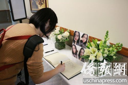 在亚利桑那州立大学举行的公开追悼会现场,一个女孩在签到本上写下想对江玥说的话。(侨报记者李帜一摄)