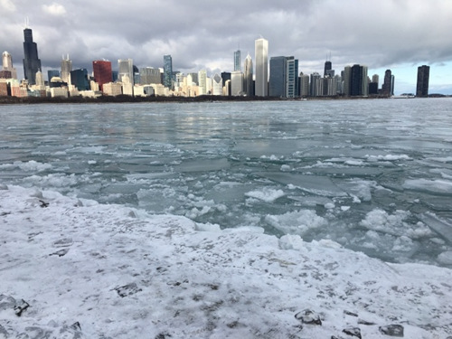 芝加哥大学MBA中国留学生，在寒冬1月跳入密西根湖轻生，图为结冰的密西根湖。(美国《世界日报》/黄惠玲摄影)