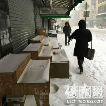华埠在超级风雪下,瓜菜档收摊。(美国《侨报》/叶永康