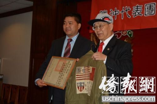 陈灿培（右）向云南腾冲滇西抗战纪念馆捐赠收藏品。（美国《侨报》/夏嘉