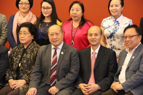 下排左二为北加州江苏商会会长兼南京同乡会顾问吴有义,下排左三为驻旧金山总领事罗林泉。(美国《侨报》/任子晟