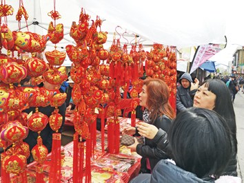 民众挑选新年挂饰。(美国《世界日报》/王湛