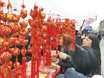 民众挑选新年挂饰。（美国《世界日报》/王湛