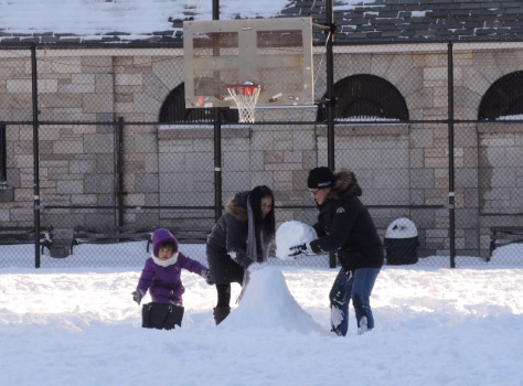 华裔家庭在公园中堆雪人，不亦可乎。(美国《世界日报》/尹英姿