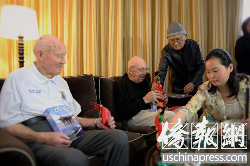 侨界作家廖兆暄与陈光在赠送两位抗战老兵礼物。左起:撒切尔、科尔、廖兆暄与陈光。(美国《侨报》/邱晨