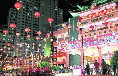 巴生福建会馆近日举行亮灯仪式，688盏大红灯笼高高挂，新春气氛热烈。（马来西亚《星洲日报》）