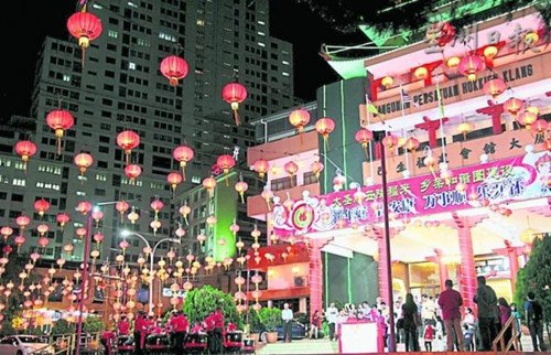 巴生福建会馆近日举行亮灯仪式,688盏大红灯笼高高挂,新春气氛热烈。(马来西亚《星洲日报》)