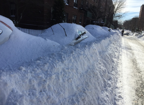大暴雪把诸多停在室外的车辆没头掩埋。(美国《世界日报》/洪群超