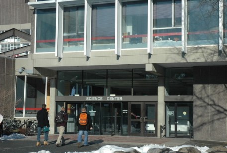 哈佛大学研究报告提倡改革招生制度,用人品取代学术成绩引起华人争议。(美国《世界日报》丁曙