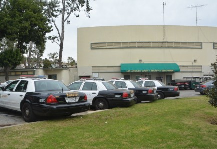 洛县警局设在东洛杉矶社区学院的办公室,警车24小时巡逻校园。(美国《世界日报》/杨青
