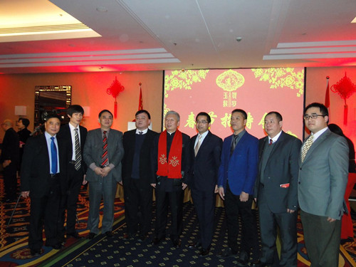 驻匈牙利大使段洁龙(中)与出席招待会匈华总会名誉主席季建忠(左4)、执行主席刘文建(左3)、副主席谢伟麟(左1)、陈月平(右3),匈牙利福建商会副会长吴六金(右2)、林国章(左2),匈牙利伟泰科技集团公司总经理韩进超(右4)、匈牙利伟泰科技集团公司计划部经理刘杰(右1)。