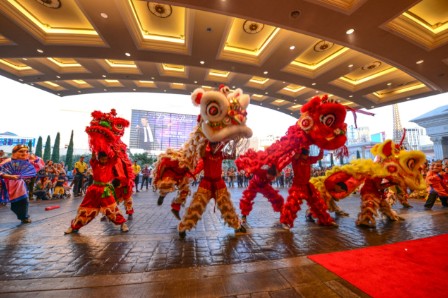 舞狮舞龙是赌城式的欢庆中国新年必备场景。(凯撒宫赌场提供)