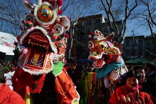 每年春节，纽约华埠都要举行舞龙舞狮活动，这是华人举家欢庆日子。（资料图片）