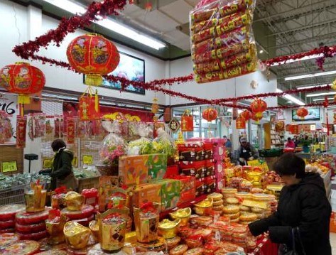 新州华人超市琳琅满目的猴年装饰品、盆栽、汽水及新春礼盒等,年味十足。(美国《世界日报》/谢哲澍