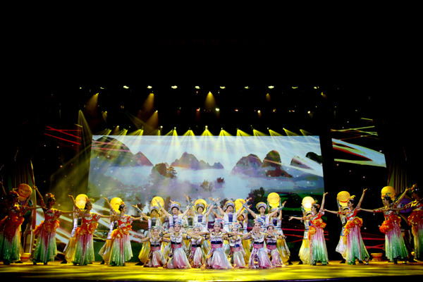 歌舞《欢聚狮城迎新春》。(新加坡中国文化中心提供)