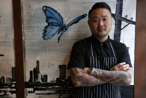 洛杉矶开了几家餐馆的华裔翁廷，负起传统煮年菜的重任。（美国世界新闻网）