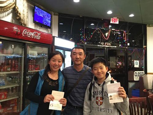 赴美中国游客母子5日丢护照险些耽误回家过年,没想到遇到南加州好心导游捡到护照。图为刘女士7日从林导游那里取回丢失的护照。(美国《世界日报》