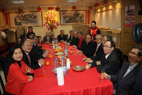 勒甘一行在法国华裔互助会与郑辉会长等会长团成员一起座谈。(图片来源:欧洲时报