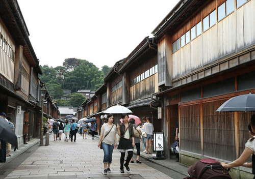 中国侨网-春节期间中国留学生协助日本商店街