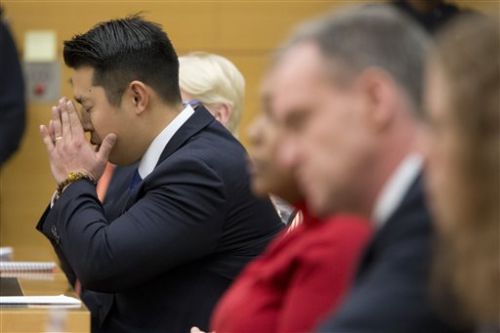 梁彼得听到裁决宣布之后,当庭掩面痛哭。(美联社图片)