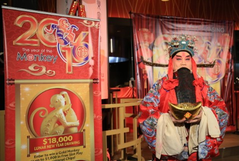 赌场春节庆祝活动由“财神爷”坐镇,不少人争相合影。(美国《世界日报》/罗晓媛